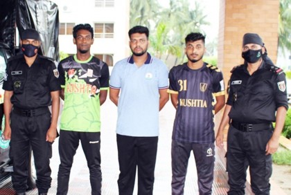 ছাত্রকে প্রকাশ্যে কোপানো কিশোর গ্যাং লিডারসহ গ্রেফতার ৩

