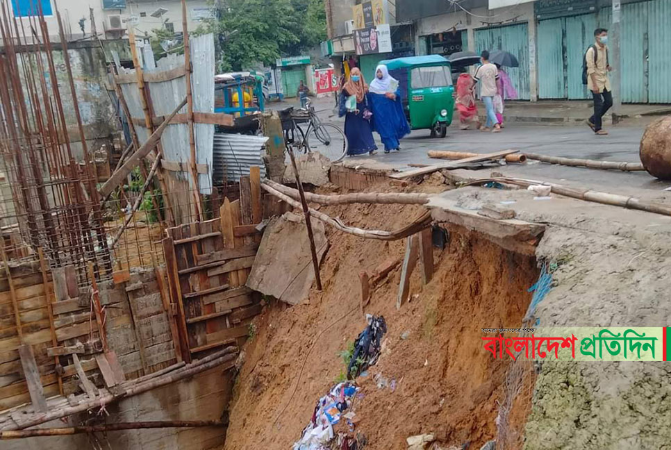টানা বৃষ্টিতে আবারও পাহাড় ধসের শঙ্কা, ভাঙছে সড়ক