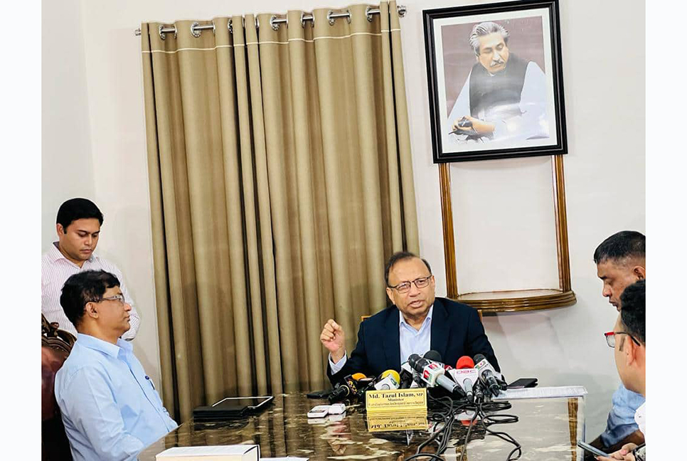 পানি যেতে বাধা পেলে সড়ক বা বাঁধ কেটে ফেলার নির্দেশ স্থানীয় সরকারমন্ত্রীর

