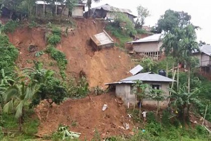 চট্টগ্রামের বৃষ্টিতে পাহাড় ধস:  ৪ জনের মৃত্যু, নিম্নাঞ্চলে পানিবন্দি মানুষ
