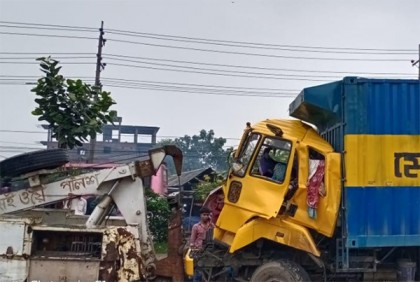 চলন্ত কাভার্ডভ্যানের পেছনে কাভার্ডভ্যানের ধাক্কায় চালক নিহত
