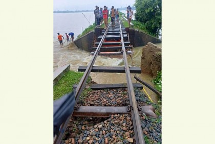 মোহনগঞ্জে ব্রিজ ভেঙে ঢাকার সঙ্গে রেল যোগাযোগ বিছিন্ন