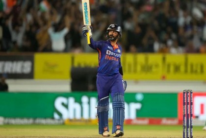 অভিষেকের ১৬ বছর পর কার্তিকের প্রথম ফিফটি
