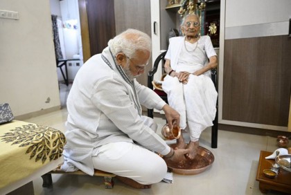 মায়ের জন্মদিনে পা ধুয়ে আশীর্বাদ নিলেন মোদি