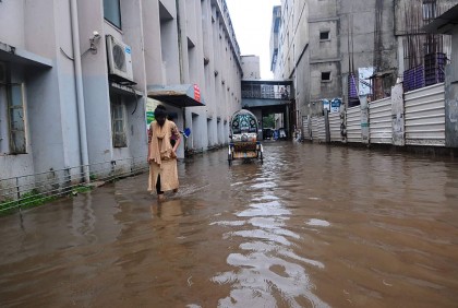 চট্টগ্রামে টানা বর্ষণে নগরে জলাবদ্ধতা