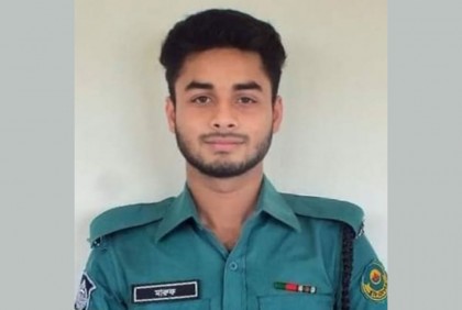 লোহাগাড়ায় বাস চাপায় পুলিশ সদস্য নিহত, হেলপার আটক