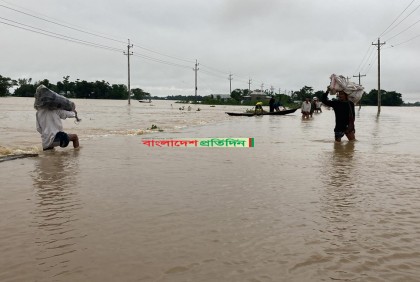নেত্রকোনার বন্যা পরিস্থিতি ভয়াবহ, মানুষ হেঁটেই পাড়ি দিচ্ছেন বন্ধুর পথ

