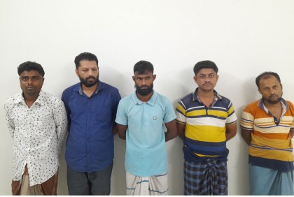 পুলিশ পরিচয়ে অটোরিক্সা ছিনতাই চক্রের ৫ জন গ্রেফতার