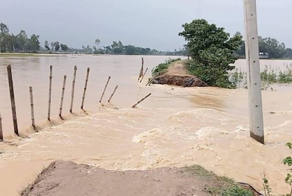 পাহাড়ি ঢল ধেয়ে আসছে, ভেঙে যাচ্ছে ফুলপুরের কাঁচা সড়ক 