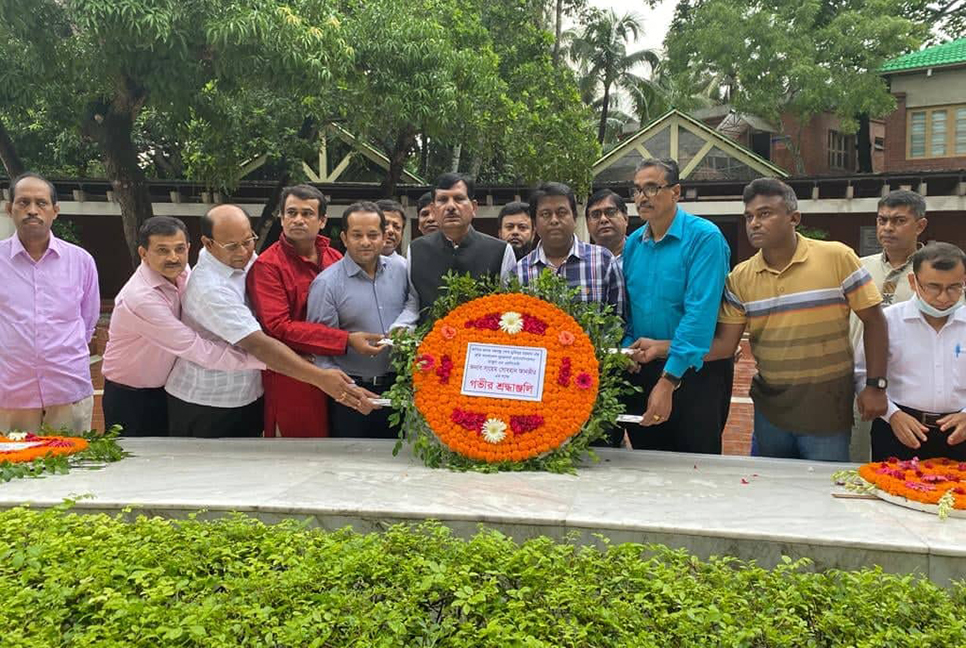 বঙ্গবন্ধুর সমা‌ধিতে বাজুস প্রেসি‌ডে‌ন্ট সায়েম সোবহান আনভীরের পক্ষে শ্রদ্ধা


