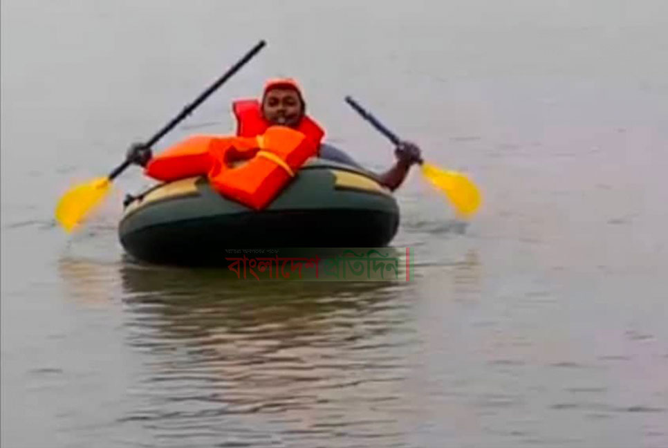 পরিবারের টানে রাবারের নৌকা নিয়ে যাত্রা, অতঃপর...