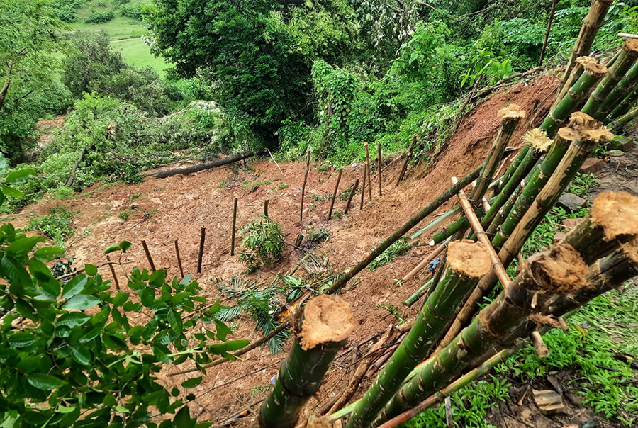 অতিবৃষ্টিতে ধসে পড়ল ঐতিহাসিক থ্যাকারের টিলা
