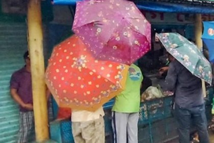 সিলেটে নিত্যপণ্যের সংকট, দোকানে ক্রেতাদের ভিড়

