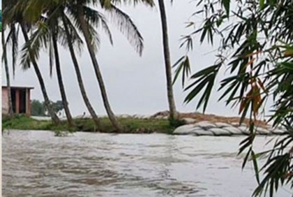 পদ্মার পানিও বাড়ছে, ফেরি চলাচল ব্যহত