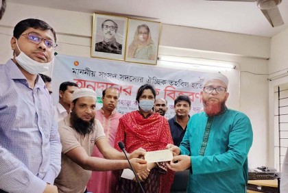 ভালুকায় এমপির ঐচ্ছিক তহবিল থেকে অনুদানের চেক বিতরণ