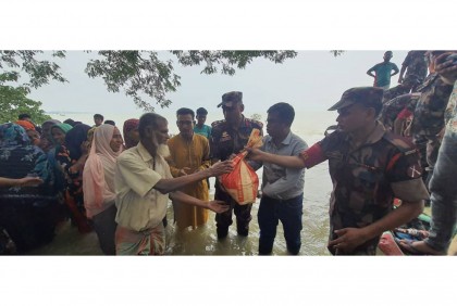 বন্যাদুর্গত নেত্রকোনা জেলার অসহায় বানভাসি মানুষের পাশে দাঁড়িয়েছে বিজিবি 