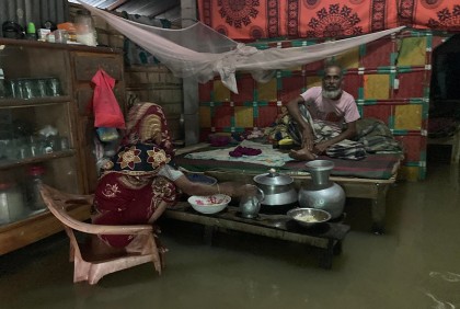 নেত্রকোনায় চরম দুর্ভোগে পানিবন্দী মানুষেরা