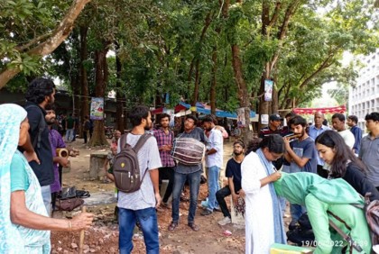 বন্যার্তদের পাশে রাবি শিক্ষার্থীরা