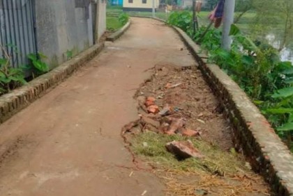 ফুলপুরে ঢালাই সড়ক নির্মাণে ধীরগতি ও নিম্নমানের সামগ্রী ব্যবহারের অভিযোগ 