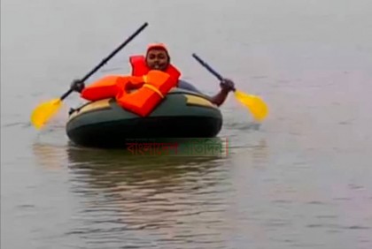 পরিবারের টানে রাবারের নৌকা নিয়ে যাত্রা, অতঃপর...