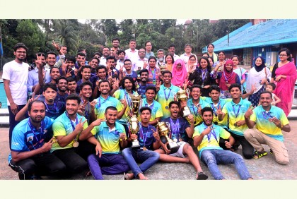 ঢাবি আন্তঃহল সাঁতার ও ওয়াটার পোলো প্রতিযোগিতার পুরস্কার বিতরণ 