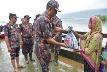 বন্যাদুর্গত সিলেট ও সুনামগঞ্জ জেলার অসহায় বানভাসি মানুষের পাশে বিজিবি 
