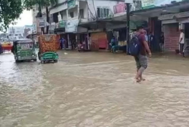 ফেনীর মুহুরী নদীর বাঁধ ভেঙ্গে ৫ গ্রাম প্লাবিত