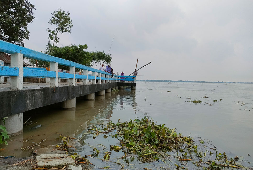 লালমনিরহাটে পানিবন্দী পরিবারের দুর্ভোগ