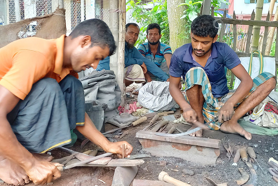 ঈদকে সামনে রেখে টুং টাং শব্দে মুখরিত কামার পাড়া