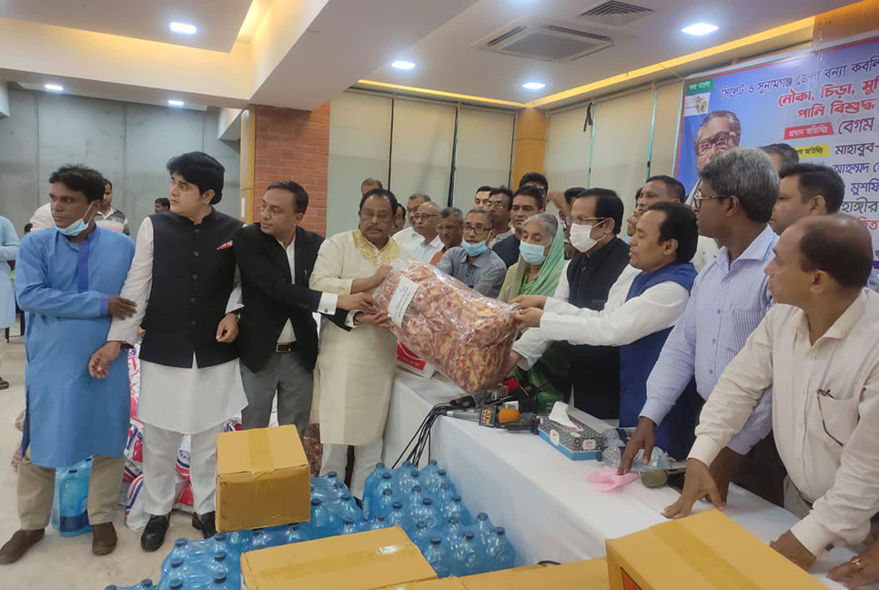 বন্যাকবলিত এলাকায় প্রধানমন্ত্রীর পক্ষ থেকে খাদ্য সামগ্রী বিতরণ