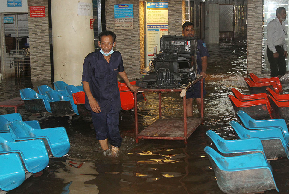 চট্টগ্রাম মা ও শিশু হাসপাতালে হাঁটুপানি 