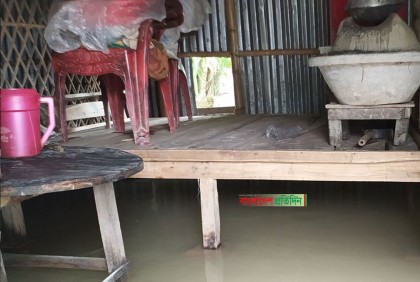 লালমনিরহাটে পানিবন্দি মানুষ, কাটছে নির্ঘুম রাত