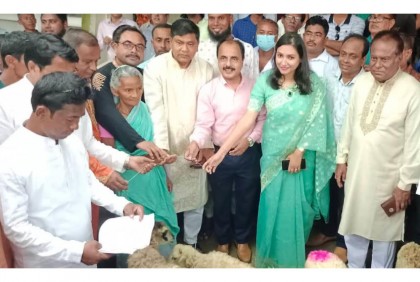 ঘাটাইলে ক্ষুদ্র নৃ গোষ্ঠীর মাঝে ভেড়া বিতরণ