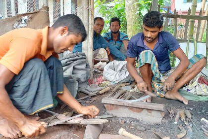 ঈদকে সামনে রেখে টুং টাং শব্দে মুখরিত কামার পাড়া