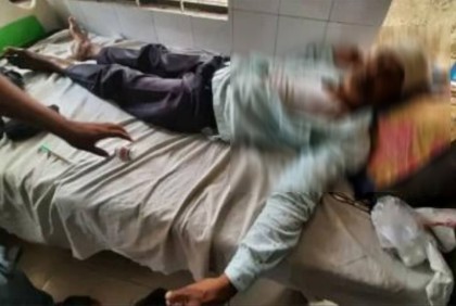 শিক্ষকের হাতে শিক্ষক লাঞ্ছিত, পাল্টা চেয়ার দিয়ে পেটানোর অভিযোগ

