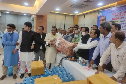 বন্যাকবলিত এলাকায় প্রধানমন্ত্রীর পক্ষ থেকে খাদ্য সামগ্রী বিতরণ
