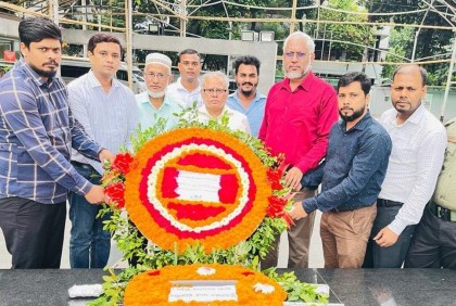 বঙ্গবন্ধুর প্রতিকৃতিতে বিডিইউ কোষাধ্যক্ষের শ্রদ্ধা