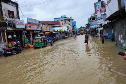 বাঁধ ভেঙে ফেনীর ফুলগাজী ও পরশুরামে ১০ গ্রাম প্লাবিত