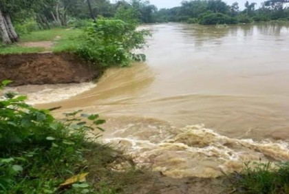 বাঁধ ভেঙে ফেনীর ১০ গ্রাম প্লাবিত
