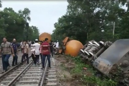 টাঙ্গাইলে তেলবাহী ট্রেনের ইঞ্জিনসহ বগি লাইনচ্যুত