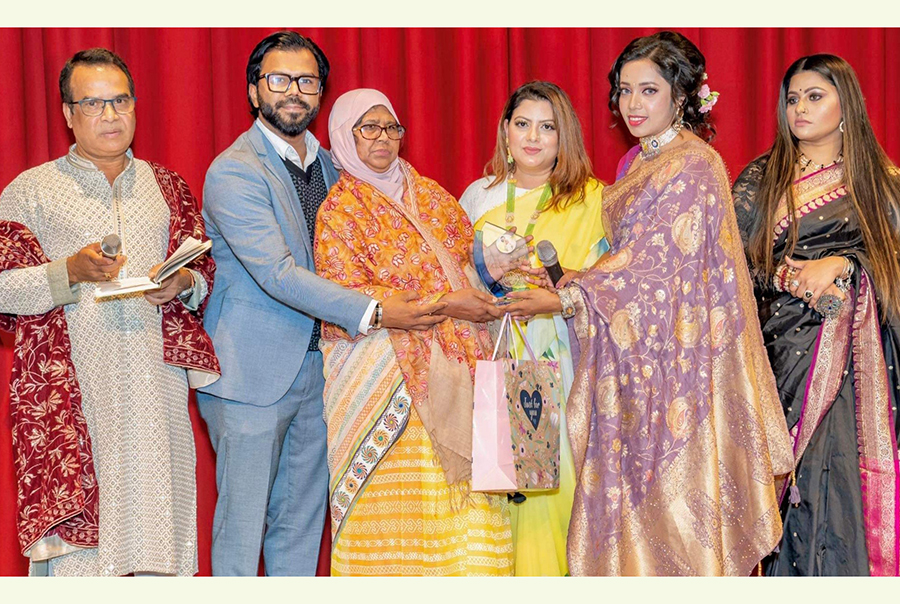 সিডনিতে সম্মাননা পেলেন নূরুল আজাদের সহধর্মিণী লুৎফেয়ারা বেগম