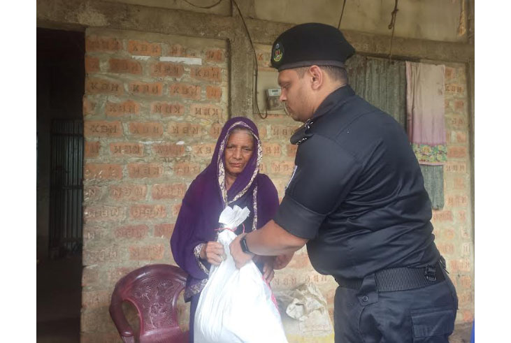 সুনামগঞ্জে বন্যা দুর্গতদের মাঝে র্যাবের ত্রাণ বিতরণ