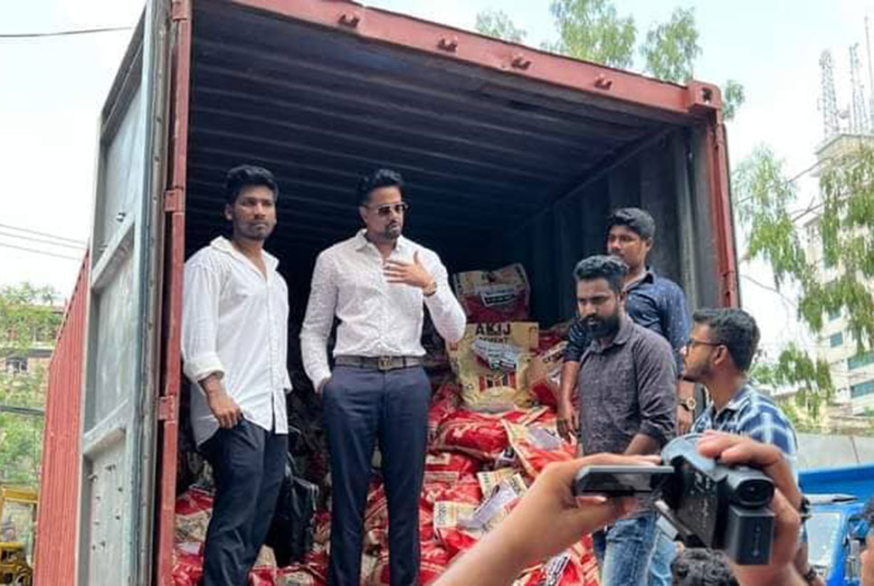সিলেটে খাদ্য সামগ্রী ও দু’টি বোট পাঠালেন শামীম ওসমান পুত্র