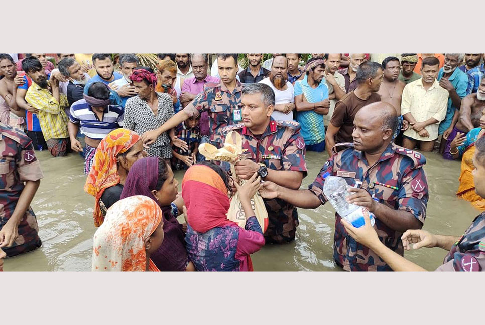 বানভাসি মানুষের পাশে বিজিবির সহায়তা অব্যাহত