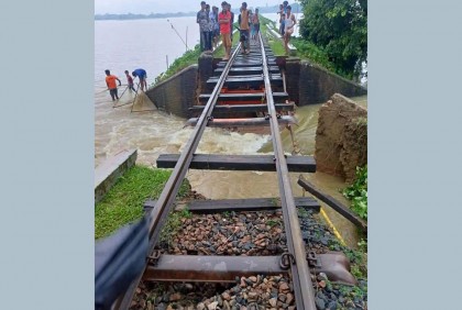 নেত্রকোনায় বন্যায় ক্ষতিগ্রস্ত রেল ব্রিজ, ৪ দিনেও মেরামত হয়নি