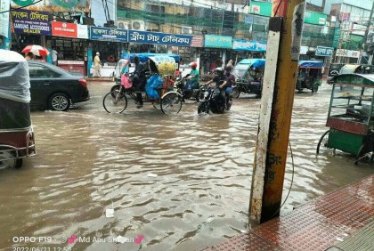 টানা ভারী বৃষ্টিতে কুষ্টিয়া শহরে হাঁটুপানি