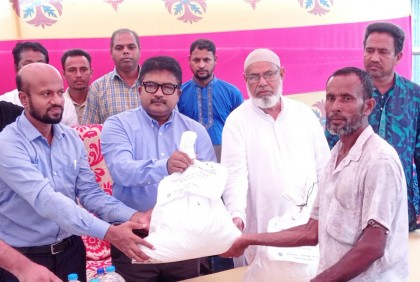 সারিয়াকান্দিতে বন্যার্তদের মাঝে ত্রাণ বিতরণ
