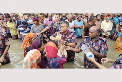 বানভাসি মানুষের পাশে বিজিবির সহায়তা অব্যাহত