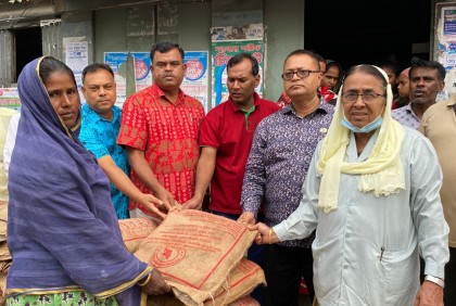মিঠামইনে বন্যার্তদের মাঝে ত্রাণ বিতরণ