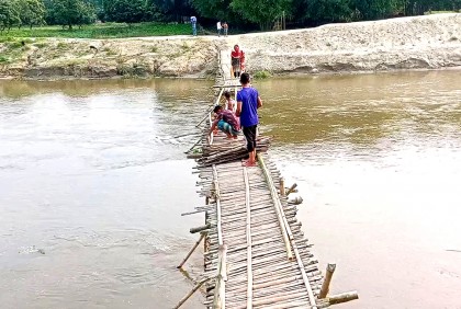 ঝুঁকিপূর্ণ বাঁশের সাঁকোই ২৫ হাজার মানুষের ভরসা